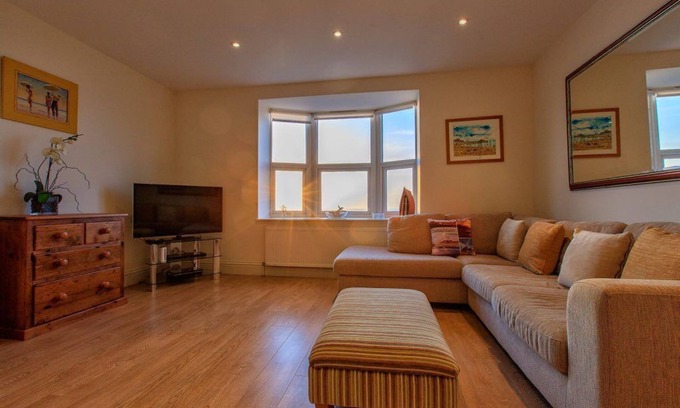 Broadstairs Apartment | Victoria Parade - Direct sea views and private parking space