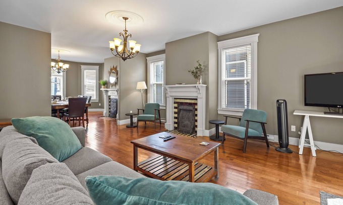 Terra Nova House | Victorian 4BR | 2.5BA | 2Parking | Near Parks & DT
