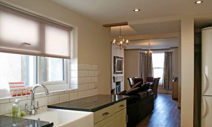 Bala House | VICTORIAN 5 BED TOWN HOUSE 4 POSTER BED, REAL FIRE