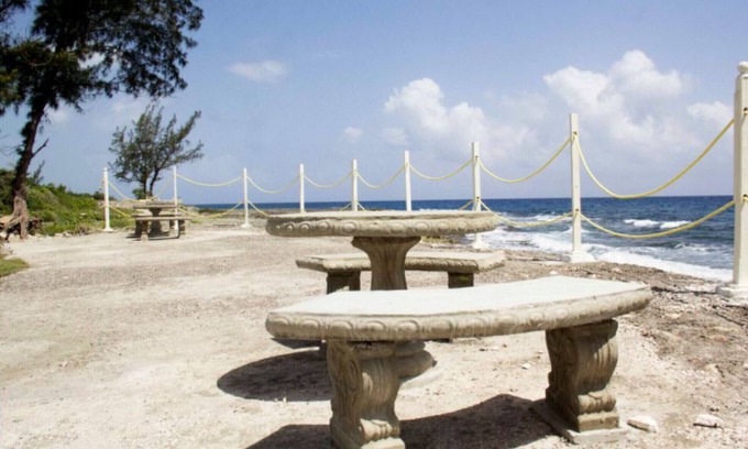 Ocho Rios Bed & Breakfast | View of the Ocean Resort - One Double Bed 3