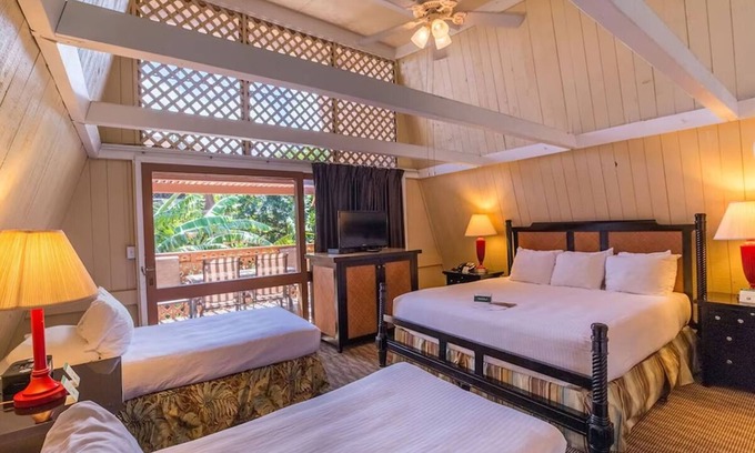 Kaunakakai House | View Room w/Seating Area, Pool w/Stunning Ocean Backdrop