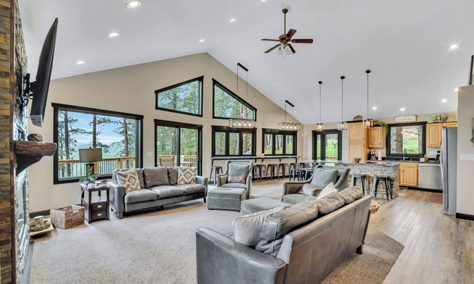Deadwood Cabin | Views for Dreaming- Canyon Rim Lodge Black Hills South Dakota