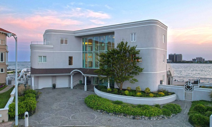Southend House | VIEWS FROM EVERY ROOM!