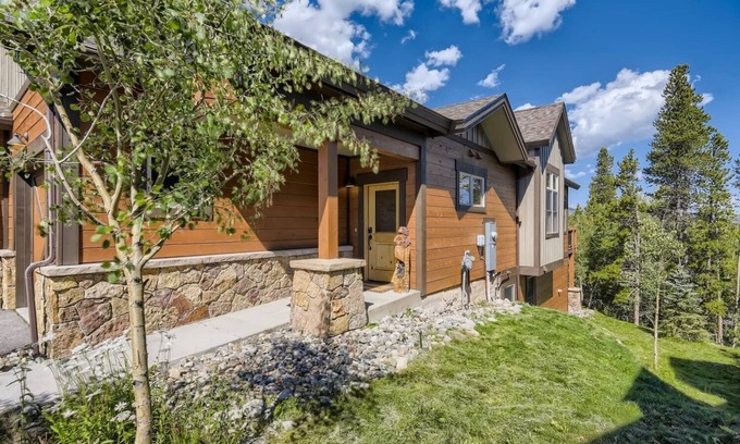Warrior's Mark House | VIEWS, HOT TUB, Walk to Lift and Main St. Shuttle.