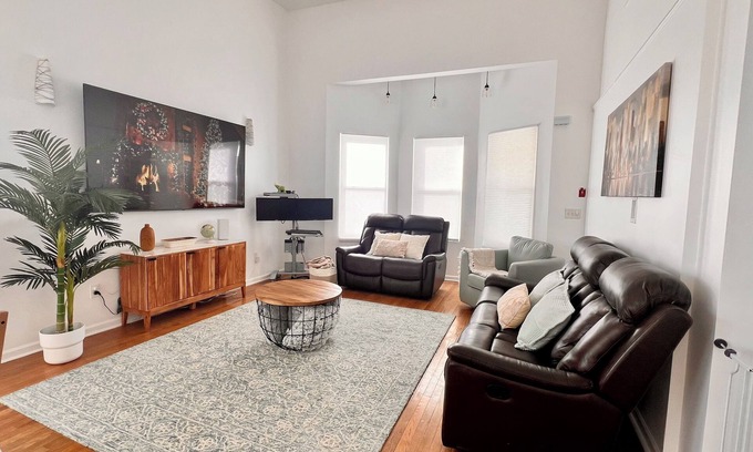 Communipaw Apartment | Views of NY Skyline & Statue of Liberty with Pool Table, 5min to train to NYC