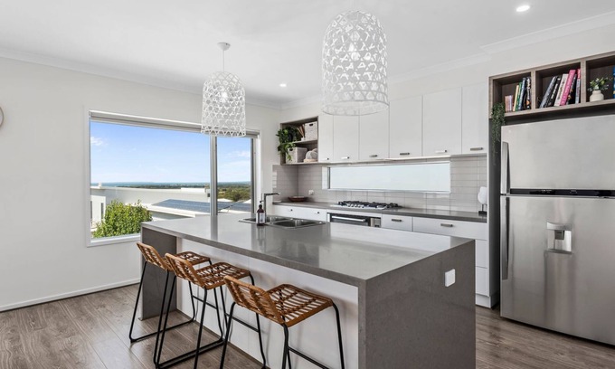 Portarlington House | Views On The Hill - Luxurious escape with a heated swimming pool, and stunning views.