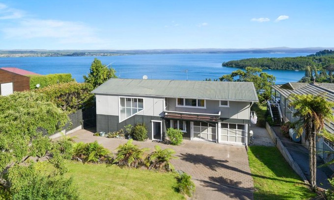 Acacia Bay House | Views on Wakeman - Acacia Bay Holiday Home