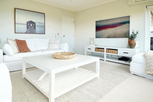 Browns Bay House | Views & Short Walk To Beach