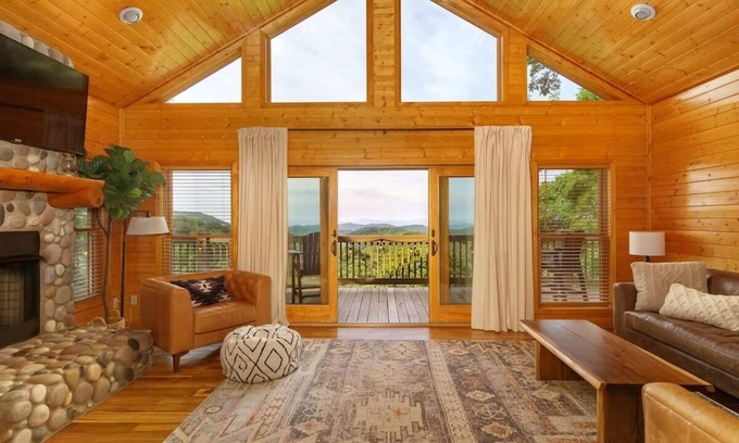 Wolf Laurel Cabin | Views~ Theater~ HotTub~ 18 Hole Golf~Hatley Pointe