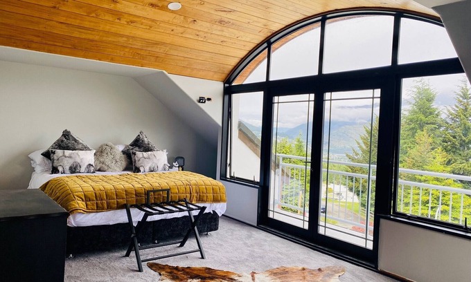 Fernhill House | Views Views Views! 4Bed Stylish Oasis 5 mins to CBD