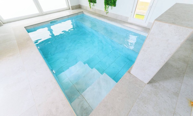 Los Angeles de San Rafael Villa | Villa con Piscina Climatizada en el Interior de la Casa y Mucho más