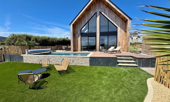 Plouneour-Trez House | Villa Des Sables Blancs Outdoor swimming pool heated to 29°C-View of the bay
