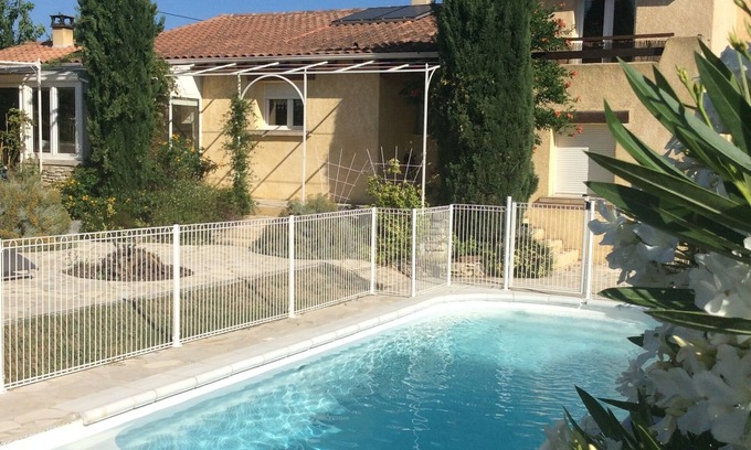 Saint-Saturnin-les-Avignon Villa | Villa Spacieuse Avec Piscine Privée Dans Joli Village Provençal