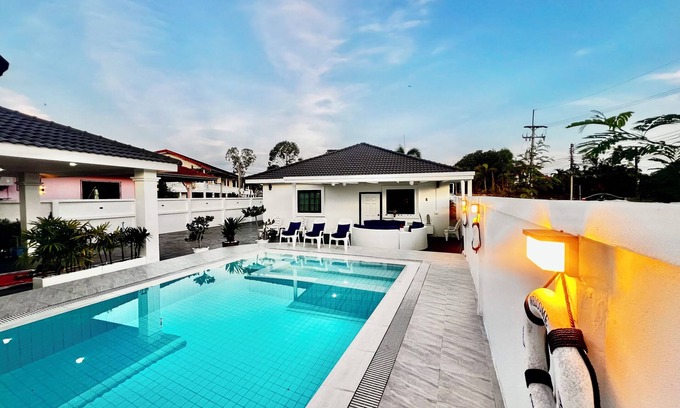 North Pattaya Villa | Villa à Pattaya: 3 Chambres, Piscine, Grand Terrain, Proche mer Sans Vis-à-vis