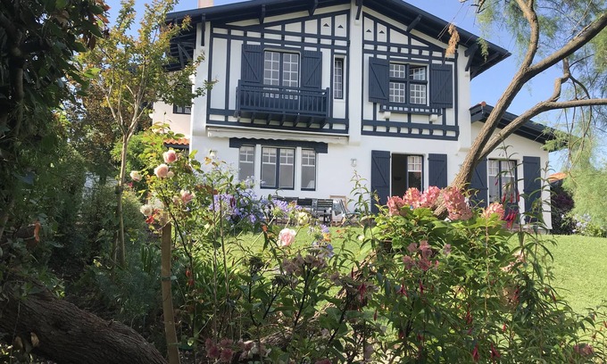 Saint-Jean-de-Luz House | Villa 200m Plage Saint Jean de luz 7 Chambres 16 Couchages Vue mer Montagne