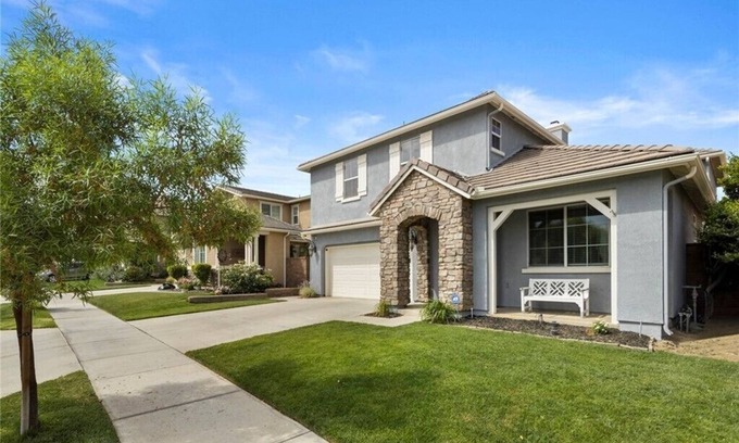 Corona Villa | villa 6 beds,4.5 bath.3200sqft