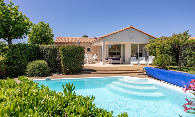 Chateau-d'Olonne Villa | Villa 'Accacia Avec Piscine Privée' with Private Pool, Private Terrace and Wi-Fi