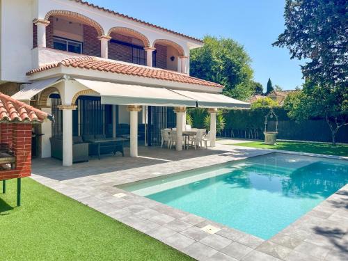 Jerez de la Frontera Villa | Villa Alamos Jerez I Piscina Salada Climatizada I BBQ I Jardines I 850m2