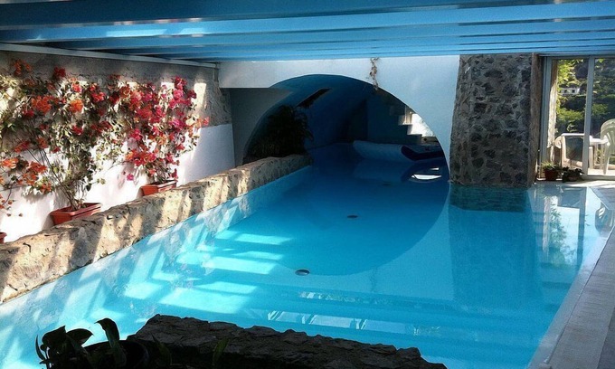 Vietri sul Mare House | Villa Albarosa A: An elegant and welcoming apartment built on the sloping cliff in front of the sea, with Free WI-FI.
