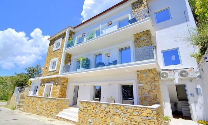 Serramezzana House | Villa Alfea C: A welcoming apartment situated in a secluded location surrounded by meadows and by green hills, with Free WI-FI.