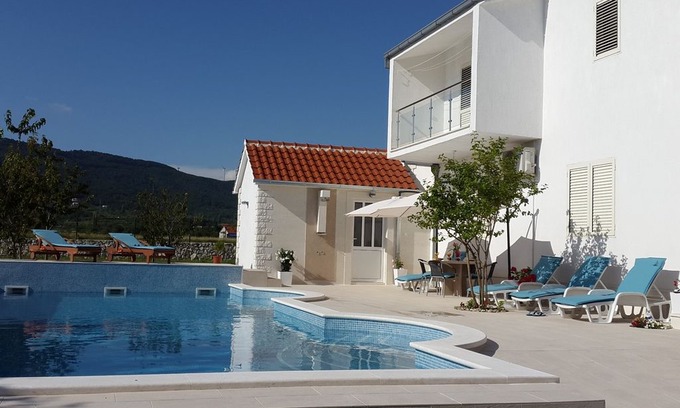 Neoric Apartment | Villa Almas Neoric / App Villa Almas 2 (8+0)