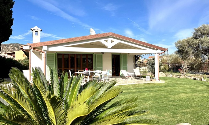 San Teodoro Villa | Villa 'Alzoni' with Mountain View, Wi-Fi and Air Conditioning