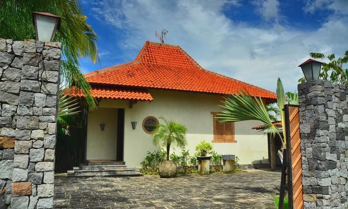 Colomadu Hotel | Villa Aquin