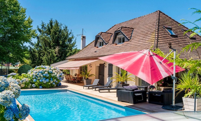 Tarnos Villa | Villa 'Au Coeur Des Pins' with Private Pool, Private Garden and Wi-Fi