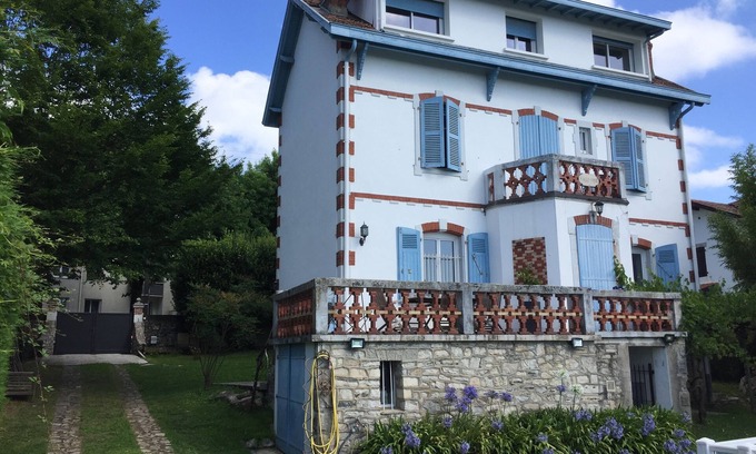 Bayonne Villa | Villa Avec Piscine sur les Hauteurs de Bayonne, et à 10 Minutes des Plages!