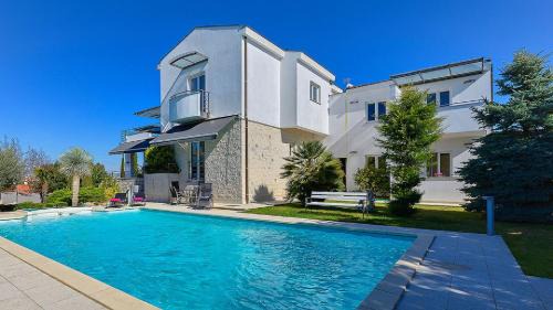 Pjescana Uvala Villa | Villa Aylin 5-bed next to the sea