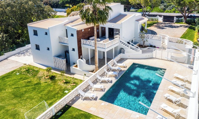 Porches Villa | Villa "Belo Horizonte" with Private Pool, Garden & Wi-Fi
