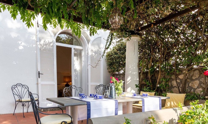 Capri Villa | Villa Bianca, centrally located and surrounded by greenery, 5 minutes from the Piazzetta