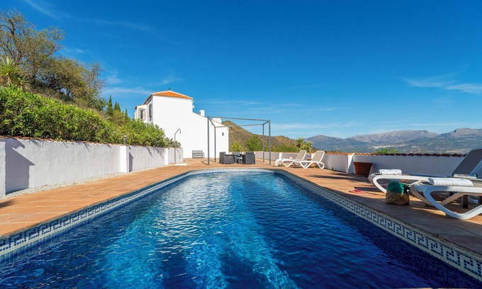 Vinuela Villa | Villa 'Bravo spectacular views' with Lake and Mountain View, Pool, Garden & Wi-Fi