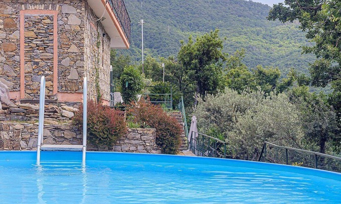 Recco Villa | Villa Calida: A welcoming three-story villa which faces the sun and the sea, with Free WI-FI.