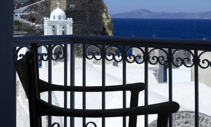 Mandraki House | VILLA CALLIOPE A TOWNHOUSE ON A VOLCANIC ISLAND IN THE AEGEAN SEA