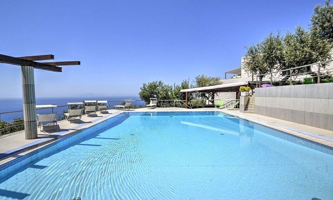 Schiazzano Villa | Villa Carminia: A splendid and luminous two-story villa located on the coast in front of the island of Capri, with Free WI-FI.