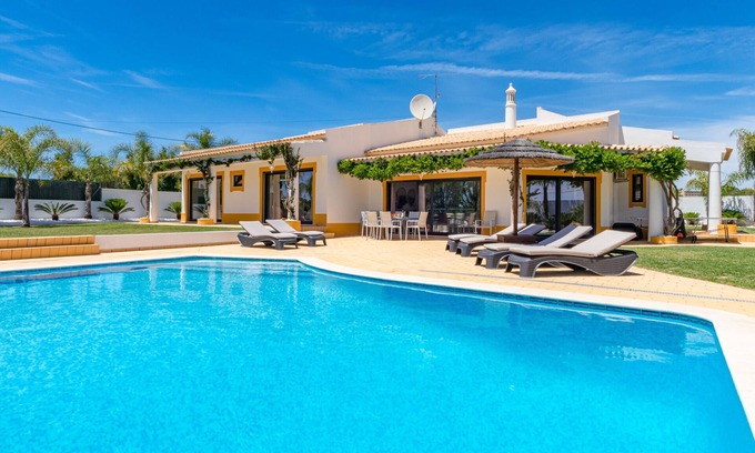 Vale Navio Villa | Villa Casinha is a fabulous villa with pool and jacuzzi that can be heated
