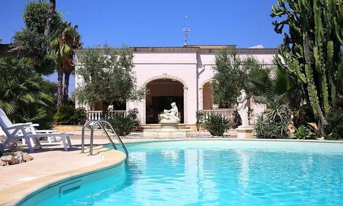 Fasano Villa | Villa Castalia: A splendid and luminous two-story villa situated in a quiet location, surrounded by a wonderful garden, with Free WI-FI.