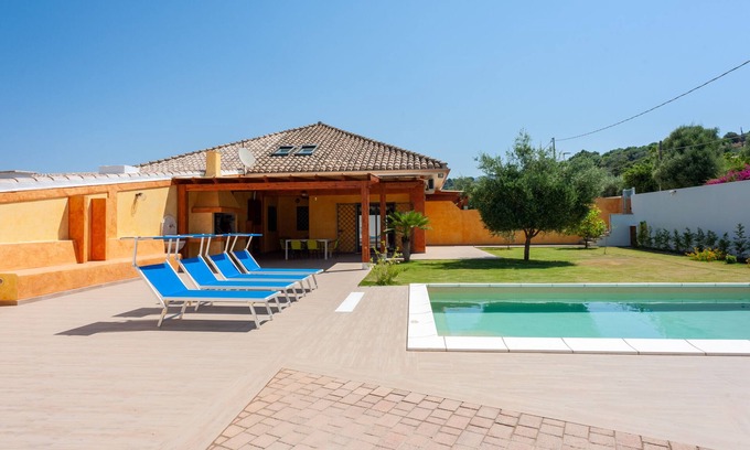 Quartu Sant'Elena Villa | Villa Chloe, with swimming pool, lawned garden a few km from Cagliari, Sardinia