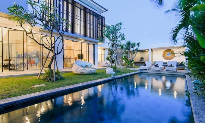 Berawa Villa | VILLA COMO · Luxury & Indulgence - close to FINNS BEACH CLUB. Sleep 10 pax, brand new and modern villa in a great location!