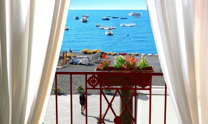 Positano City Centre Apartment | Villa Costanzo - Beach Front - Air Conditioned and Free Wi- Fi