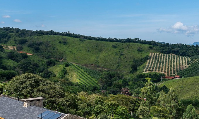 Campos do Jordao Cottage | Villa de Alto Padrão com Vista Deslumbrante com Piscina Aquecida e Sauna