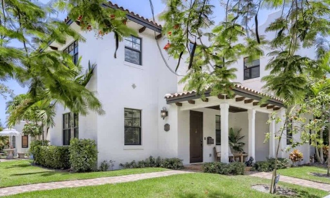 Flamingo Parks House | Villa del Flamingo - Modern Living & Poolside Escape in Flamingo Park
