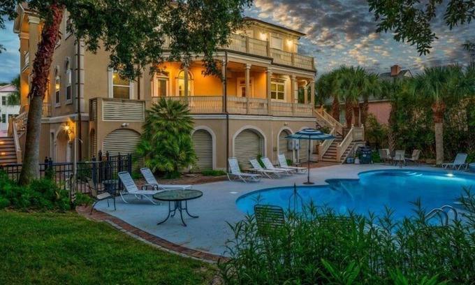 Isle of Palms House | 'Villa Del Mare' ~ PRIVATE POOL/HOT TUB, OCEAN VIEWS, ELEV!