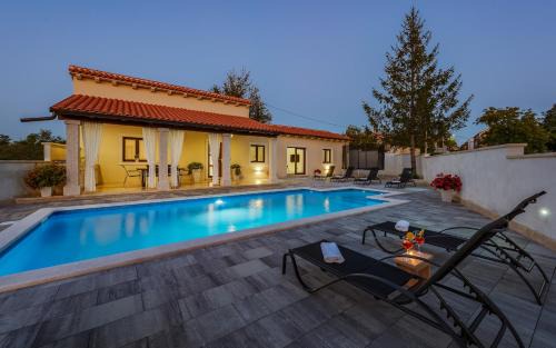 Zminj Villa | Villa Desapemani with heated pool