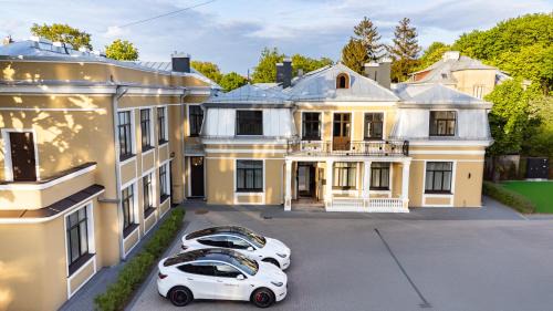 Kaunas Apartment | Villa Diplomatica I High Ceilings I Parking I Easy Check-in I Cohost