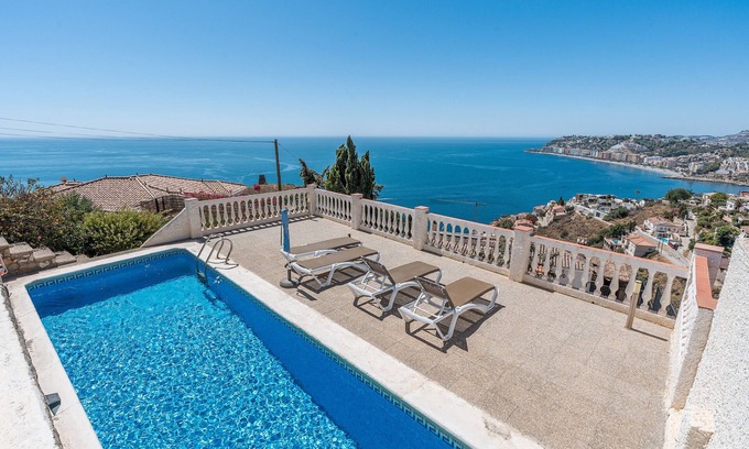 Almunecar Villa | Villa Dos Vistas with Sea View, Pool, Garden & Wi-Fi