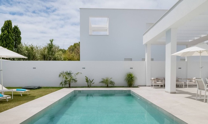 Poblado Sancti Petri Villa | Villa 'Elena Sea' with Private Pool, Wi-Fi and Air Conditioning