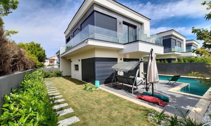Cesme Villa | Villa ery close to sea with private pool-Merkezi konumda denize 150m özel havuzlu ev