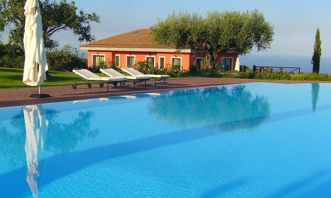Santa Venerina Apartment | Villa Etnamare with Infinity pool between Mt Etna and the Jonian sea - Girasole